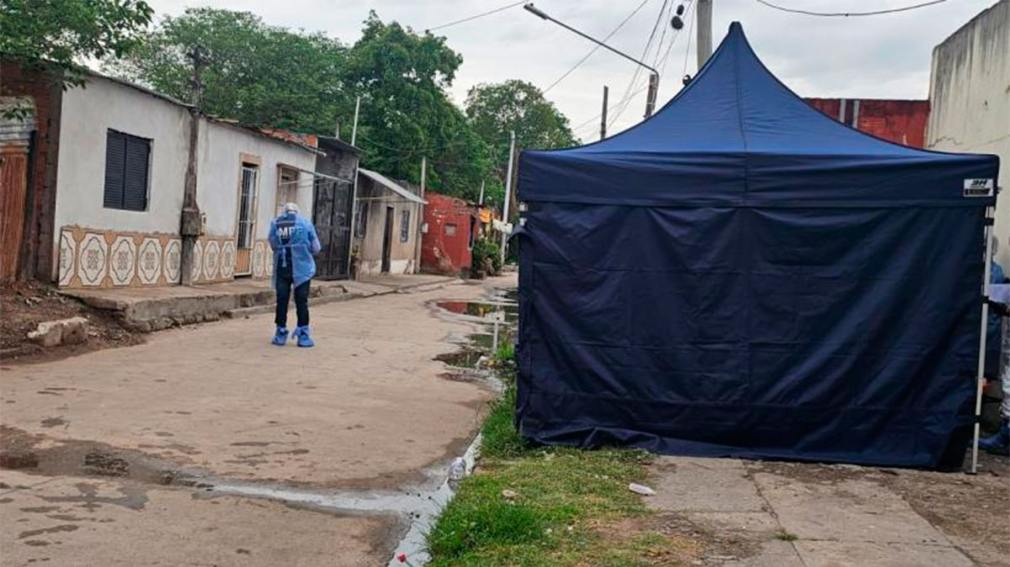 Policía mata a presunto ladrón que intentó ingresar a su auto por la ventanilla