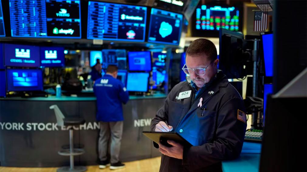 Argentina bajo presión financiera: dólar cerca de $1.500 y caída de activos en EE.UU.