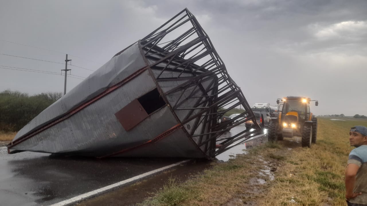 Silo voló literalmente desde la finca El Carmen hasta la ruta Nacional 157.