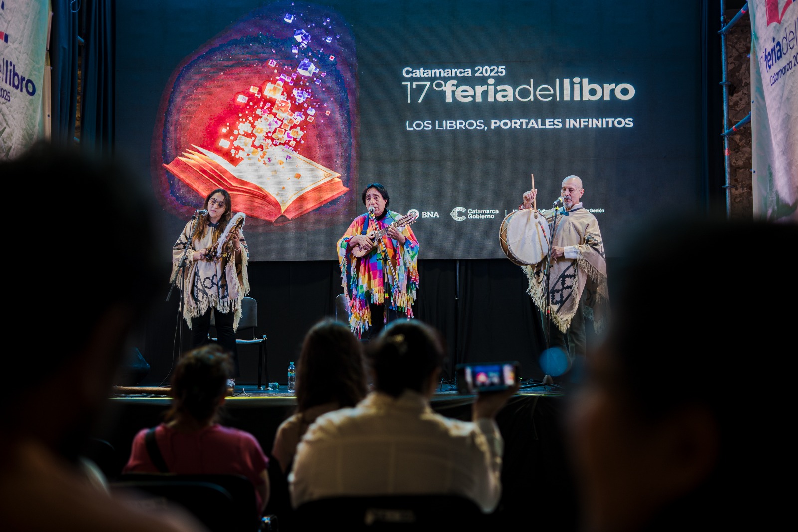 El escenario de CATA brilló en la primera jornada de la Feria del libro